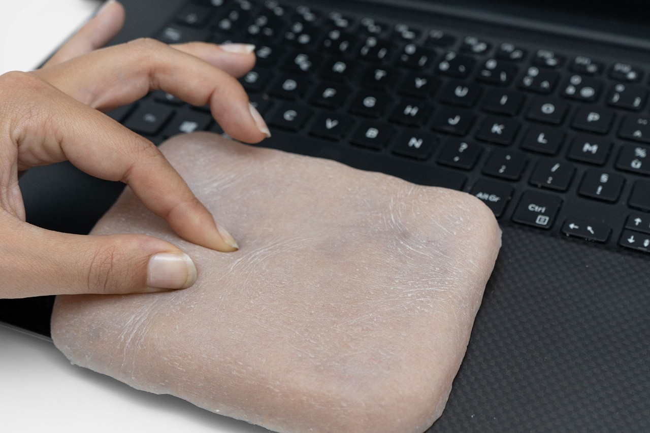 法国团队设计出具有感知能力的「人体皮肤」Skin-On Interfaces 手机壳