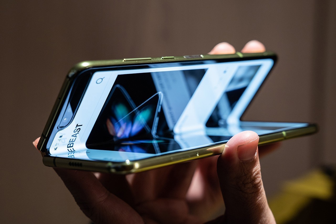 有传 Samsung 将推出「亲民版本」Galaxy Fold 手机