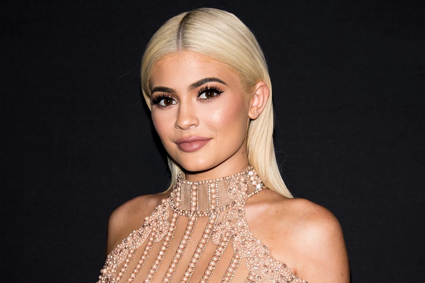 Kylie Jenner 以天价美金出售个人美妆品牌 Kylie Cosmetics 多数股份