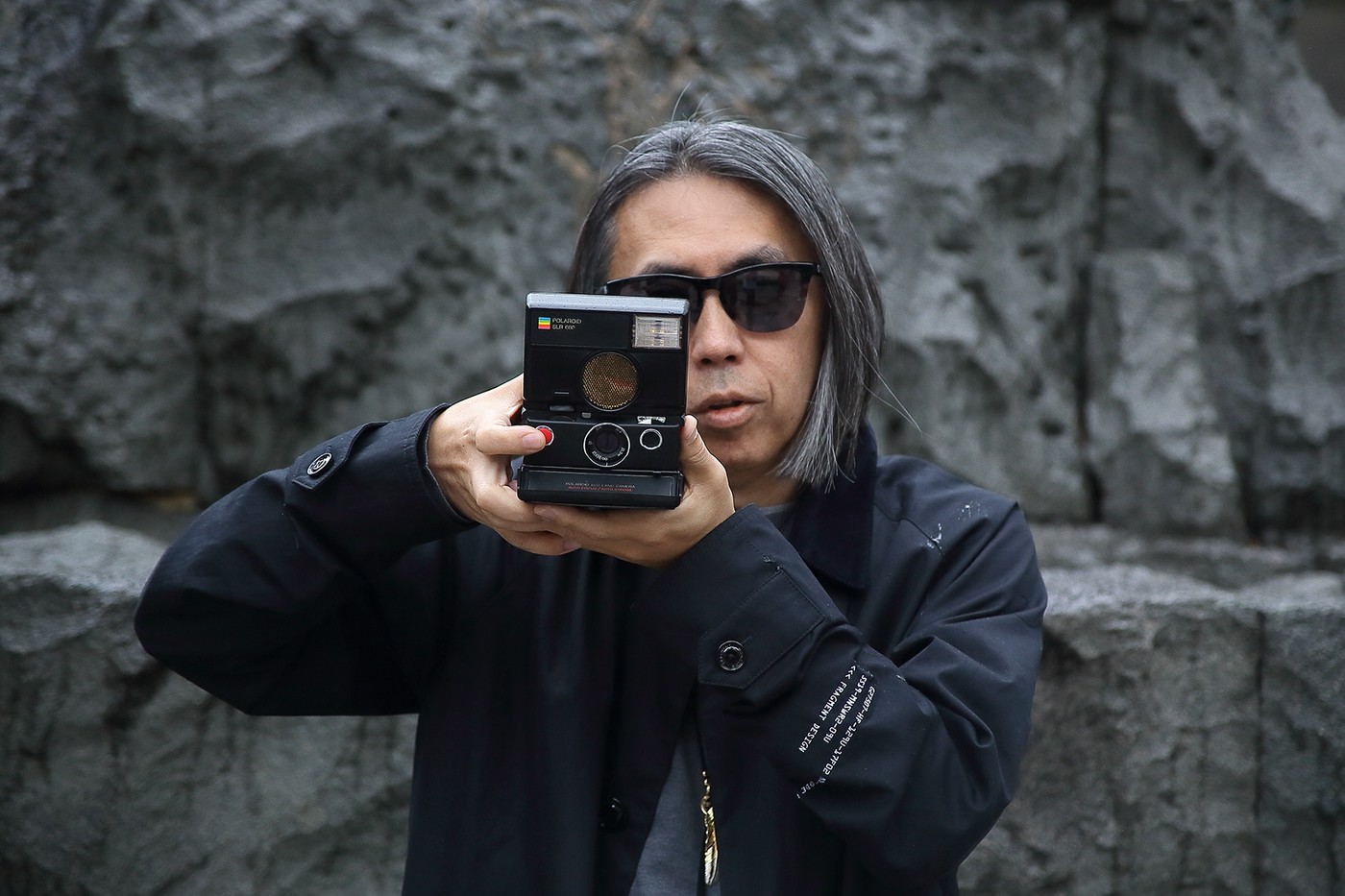 摄影也要潮 − fragment design x Polaroid 推出限量联名 SLR 680 拍立得相机