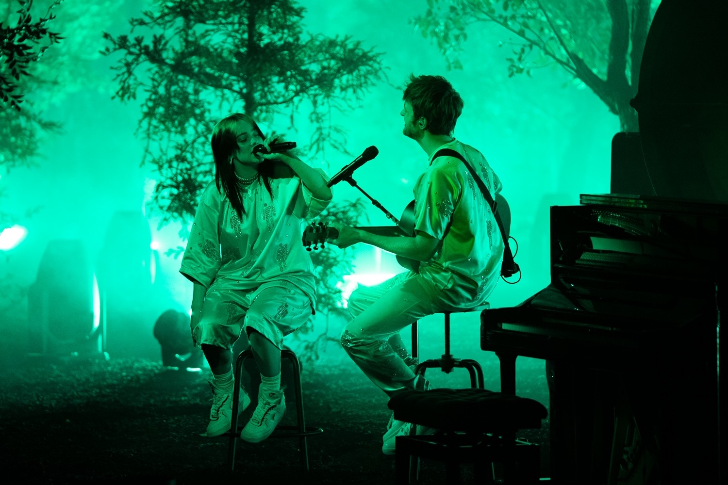 獨家:Billie Eilish 與 Apple Music 分享隔離期間的創作、與父親的電台節目以及與歌迷一起成長的故事