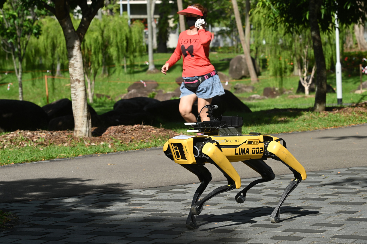 新加坡将 Boston Dynamics 机械犬「Spot」作为「社交距离管控公安」