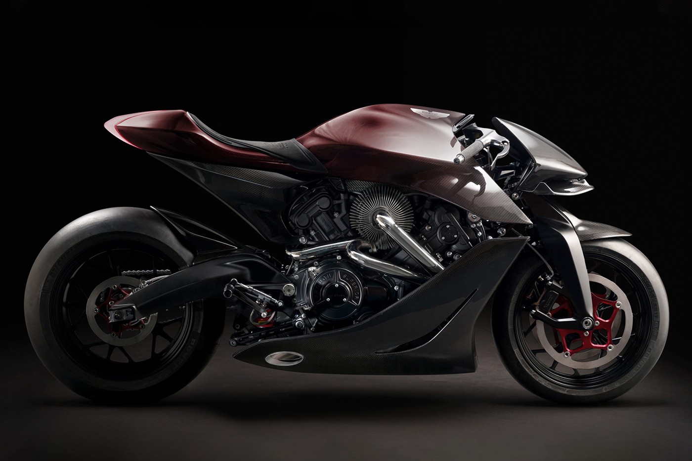 Aston Martin 携手 Brough Superior 打造限定 100 辆全新电单车 AMB 001