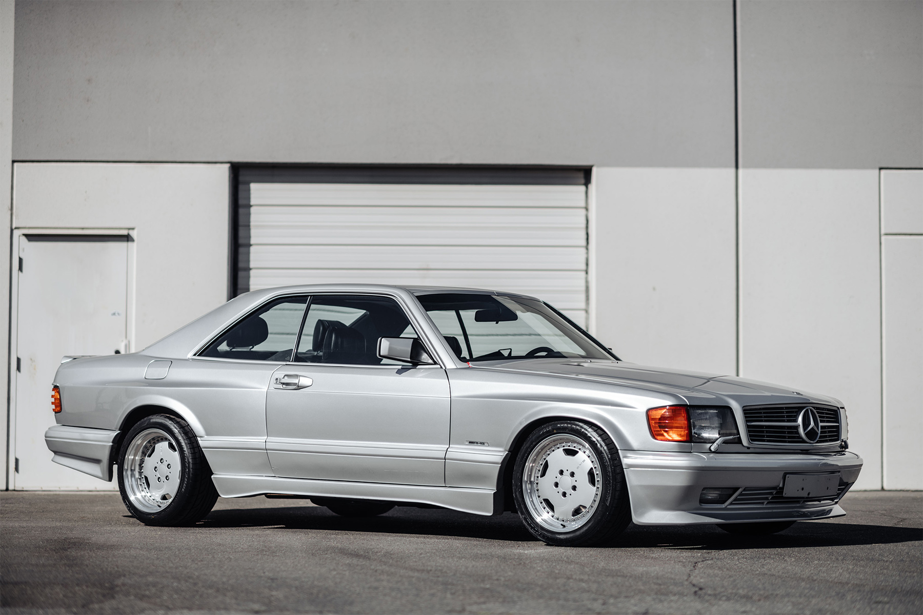 极罕 1989 年式样 Mercedes-Benz 560 SEC AMG 6.0 Widebody 即将展开拍卖