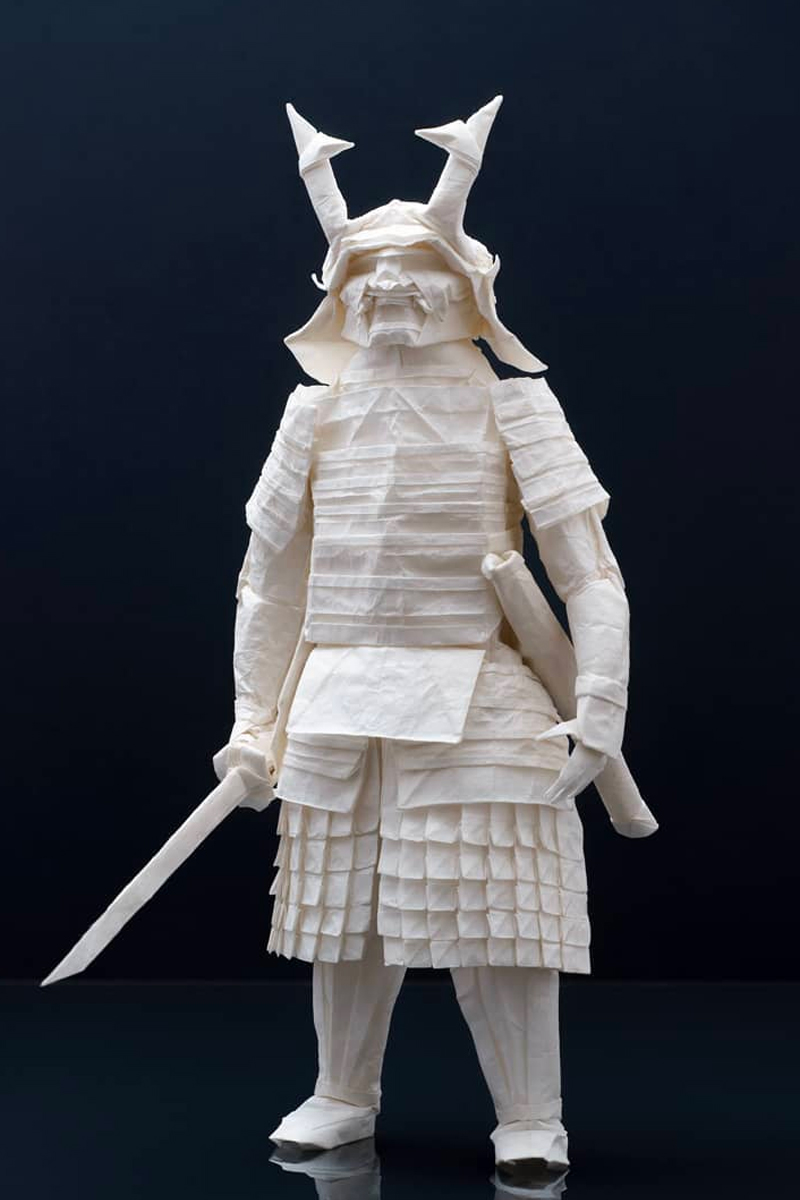 芬兰艺术家仅使用「一张纸」折出极具细节之日本武士