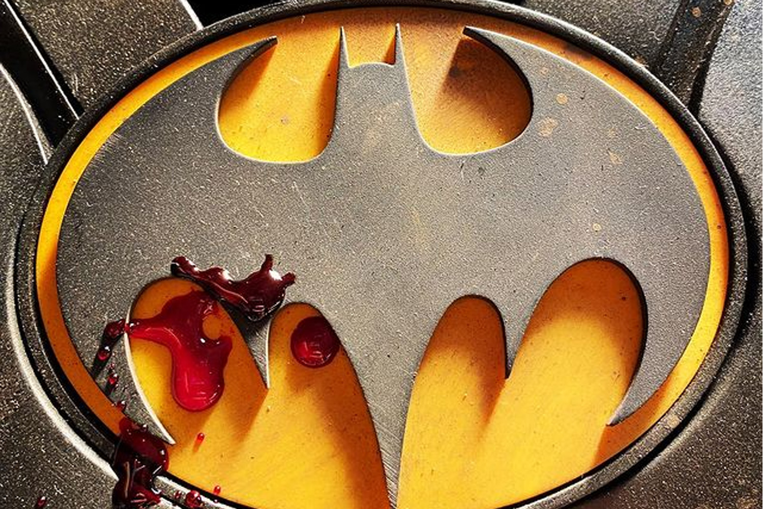 《闪电侠 The Flash》导演曝光 Michael Keaton 版本「蝙蝠侠」最新战衣 Logo