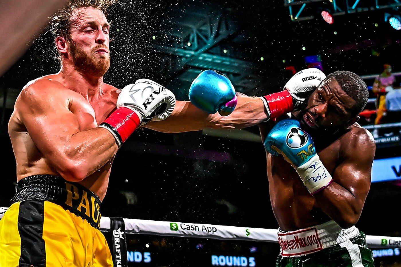 操盘阴谋论？回放 Floyd Mayweather「扶住」Logan Paul 避免 KO 过程片段