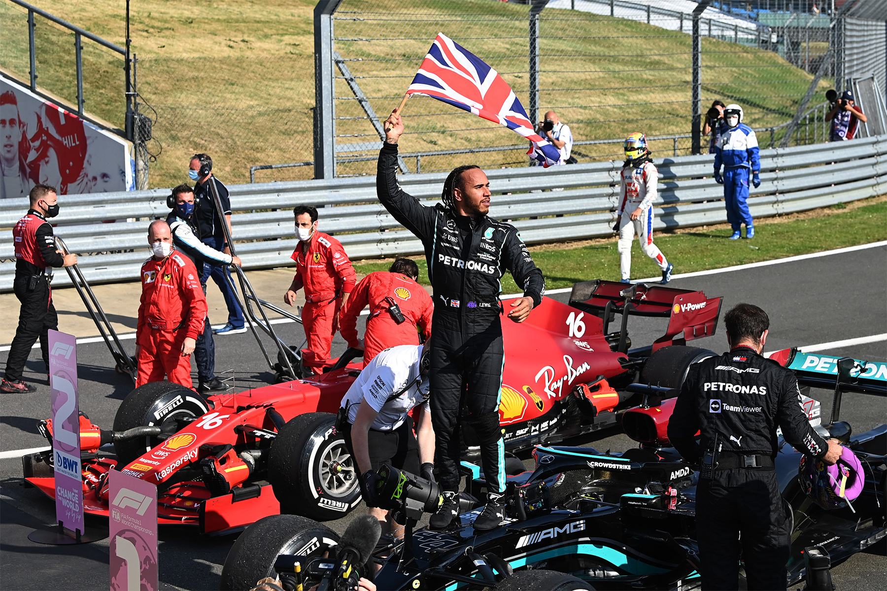 擦撞意外过后 − Lewis Hamilton 判罚 10 秒后依旧夺下 F1 英国站冠军