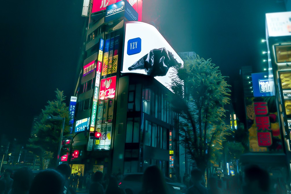 YEEZY Gap 巨大 3D 动态广告无预警登陆东京新宿街头