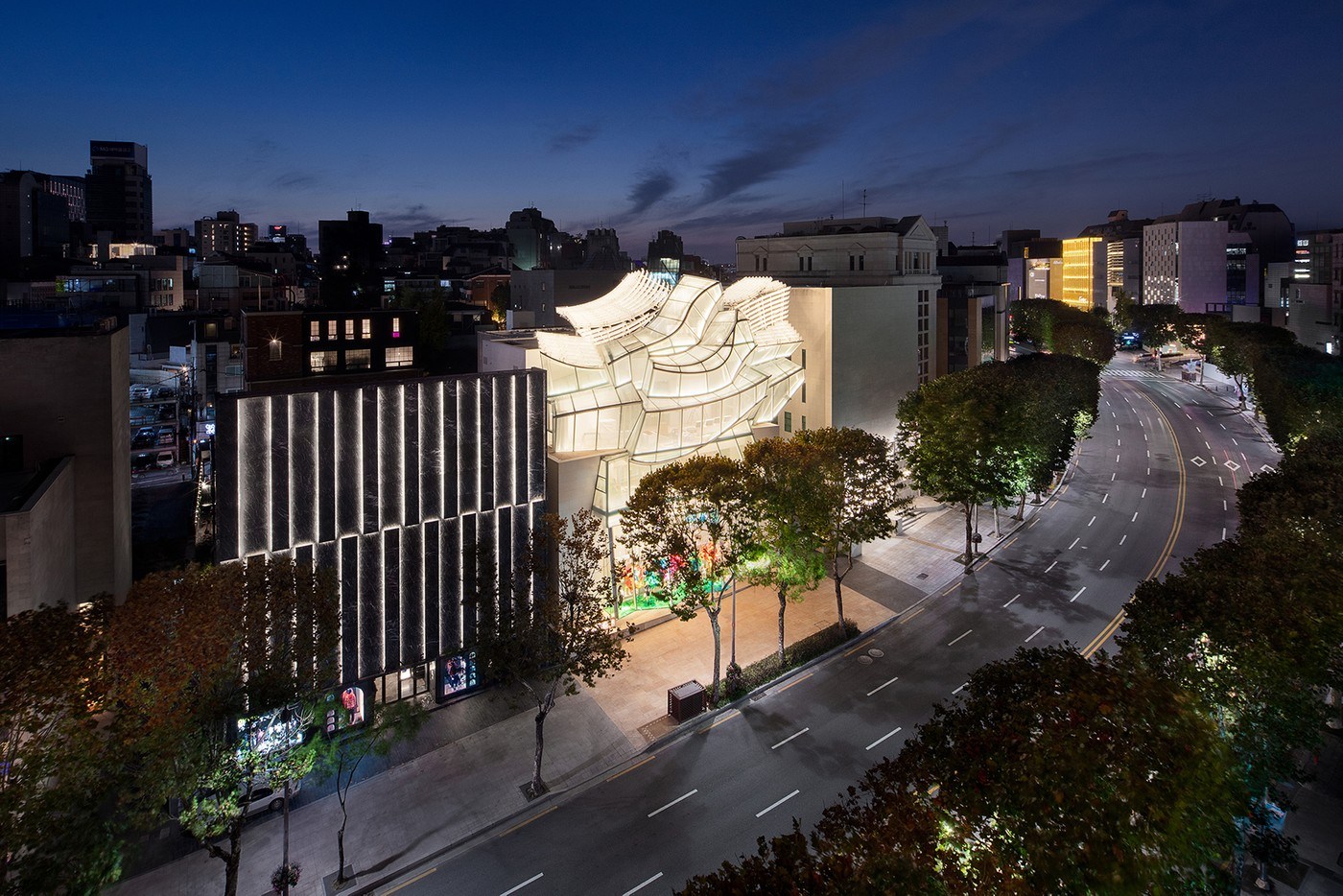 透明玻璃设计，Louis Vuitton 全新首尔旗舰店开幕