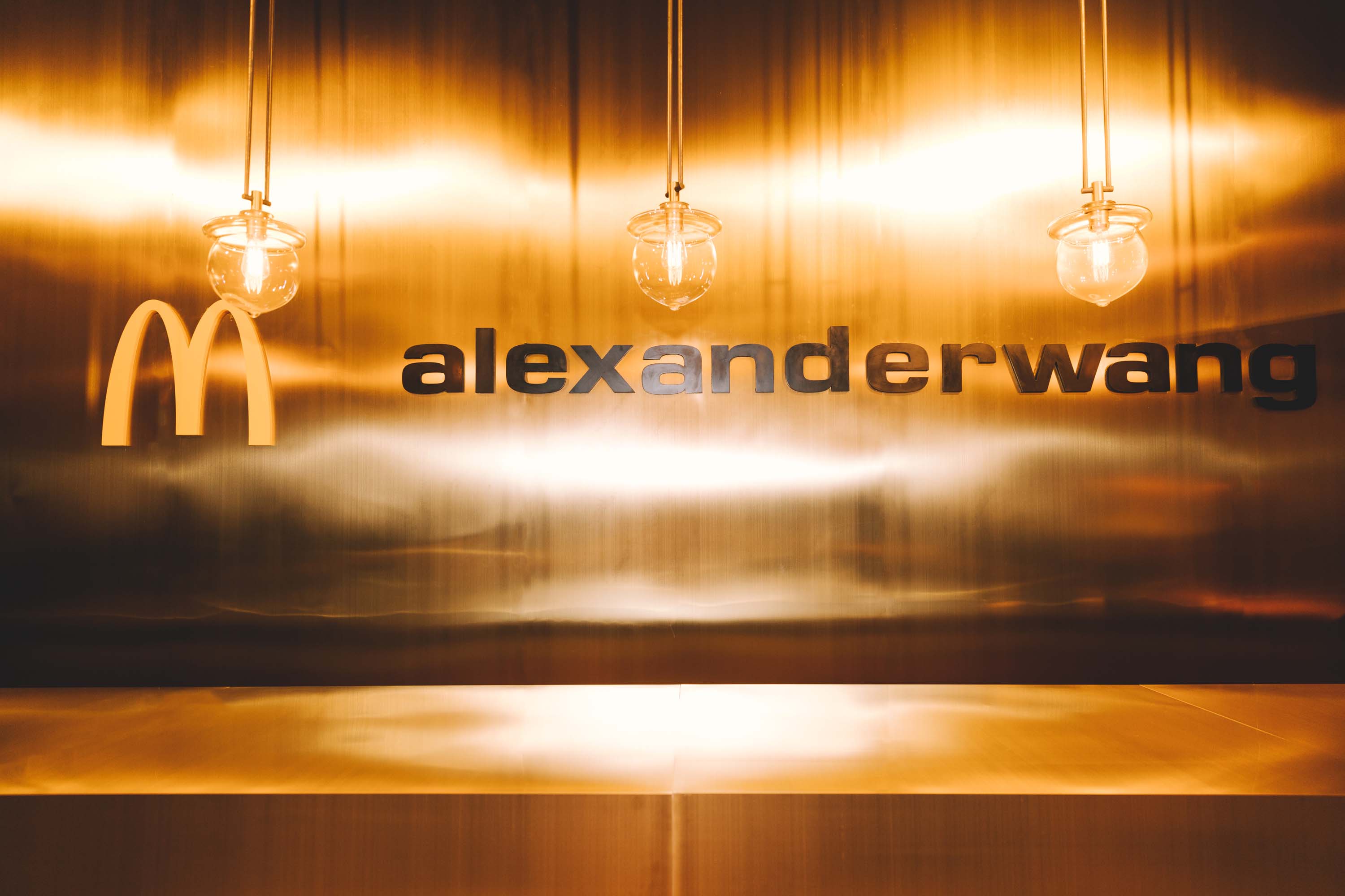 麦当劳携手 Alexander Wang，推出联名款包袋及「王的黑金」系列美食