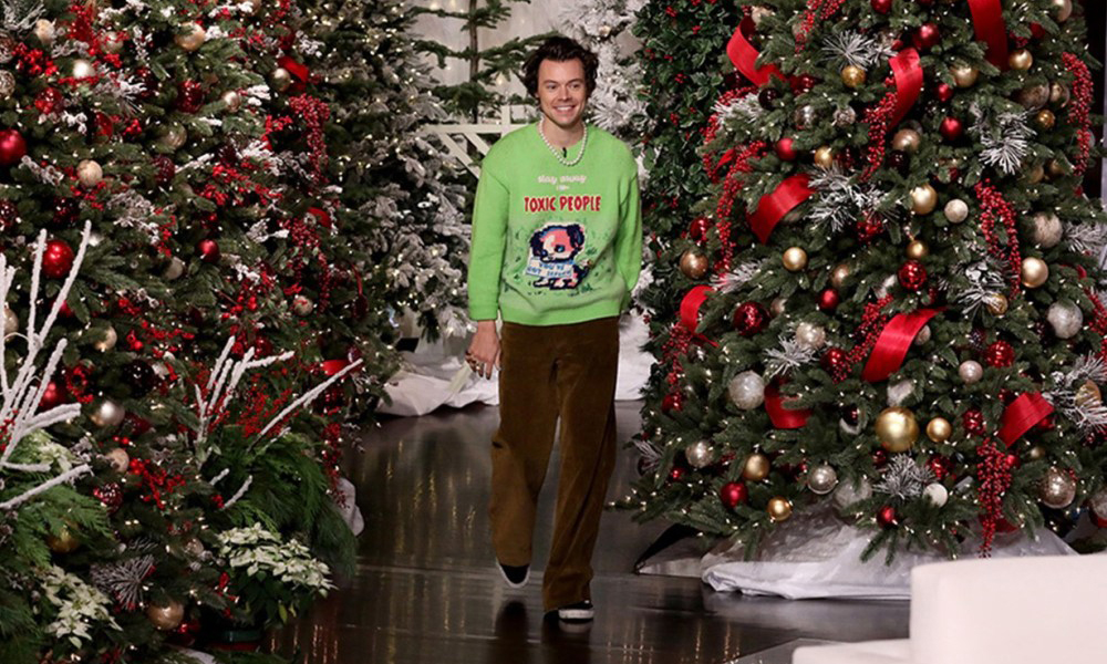 Harry Styles 上身出演 Ellen 秀，Marc Jacobs 圣诞丑毛衣发售