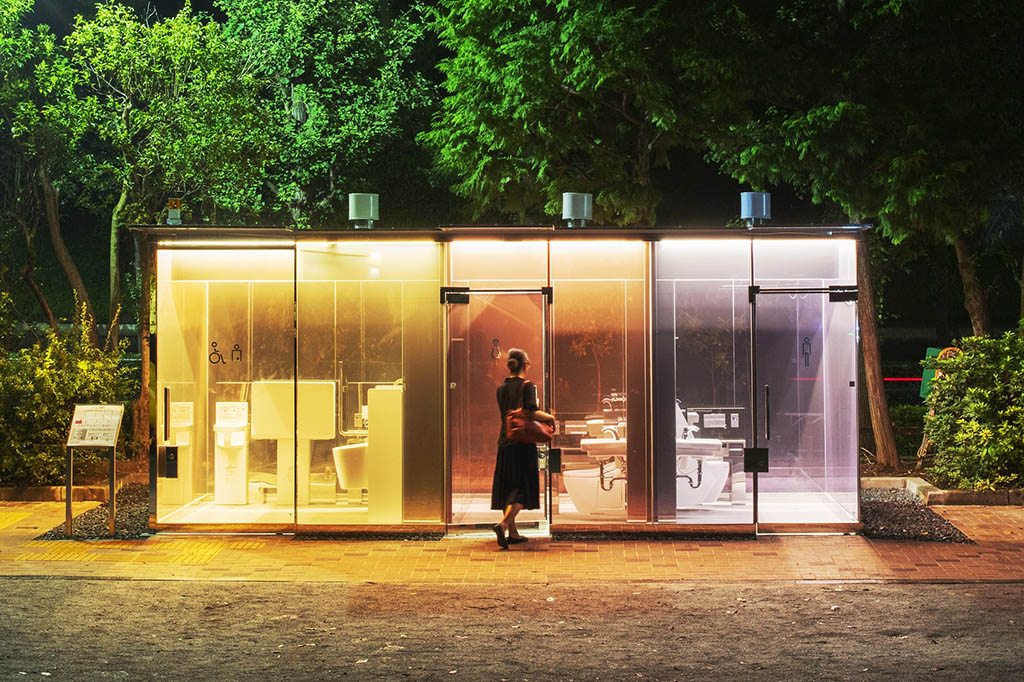 知名建筑师于东京打造「透明厕所」艺术装置