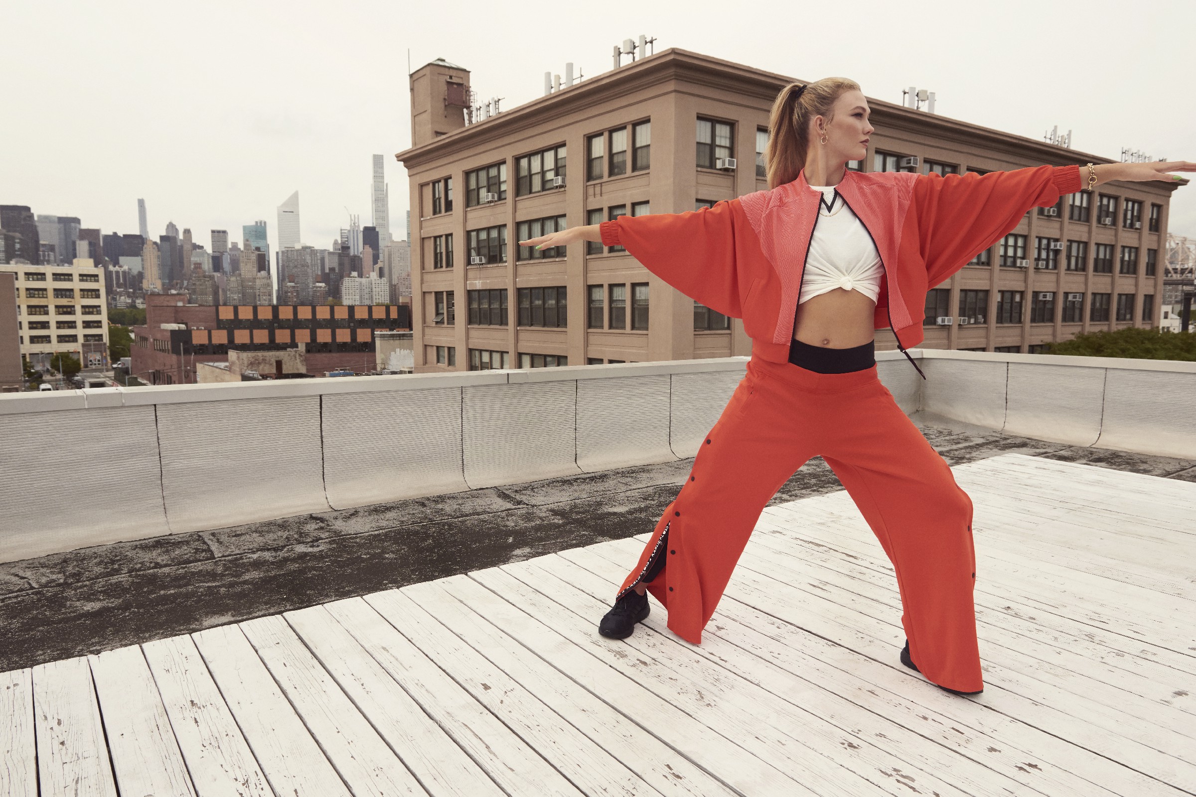 adidas 携手超模 Karlie Kloss 推出首个联名系列