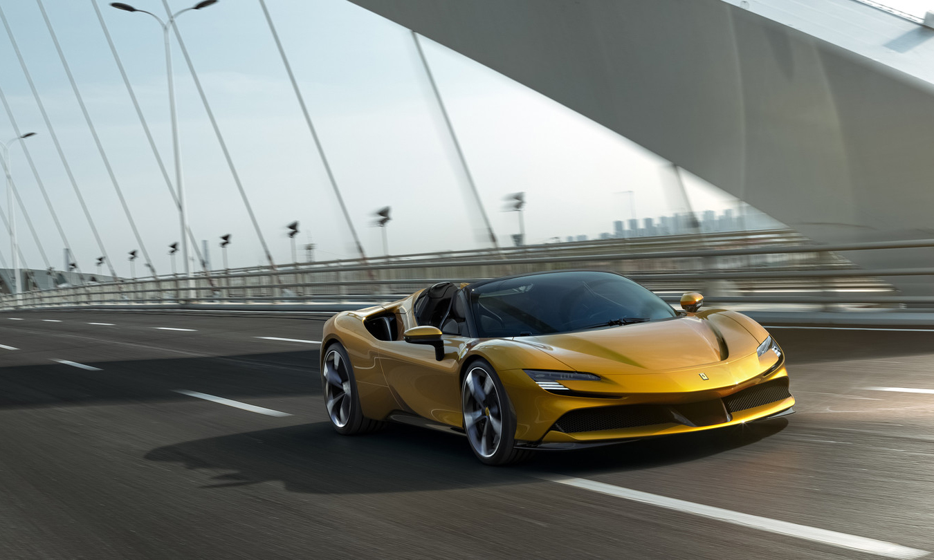 V8 +敞篷，法拉利首款混动超跑 SF90 Spider 中国首发