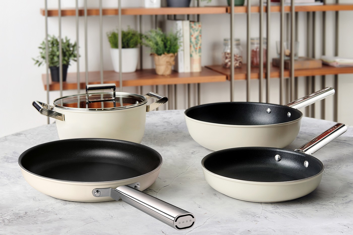 精致生活，家电品牌 Smeg 首次推出锅具系列