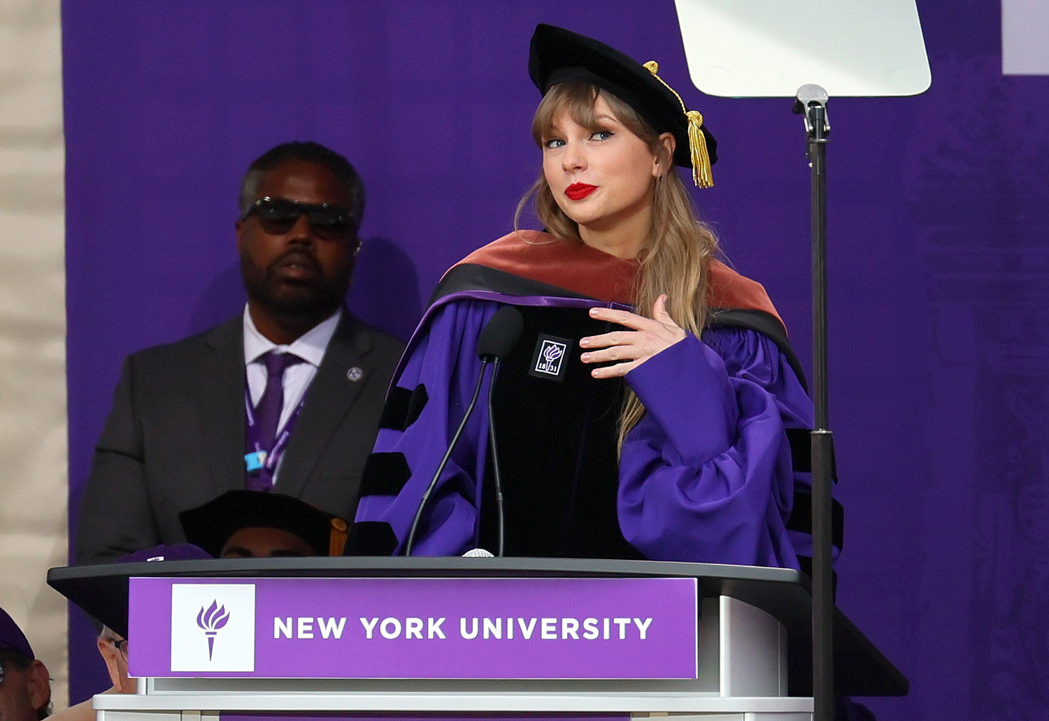 Taylor Swift 被纽约大学授予 Fine Arts 艺术学荣誉博士学位