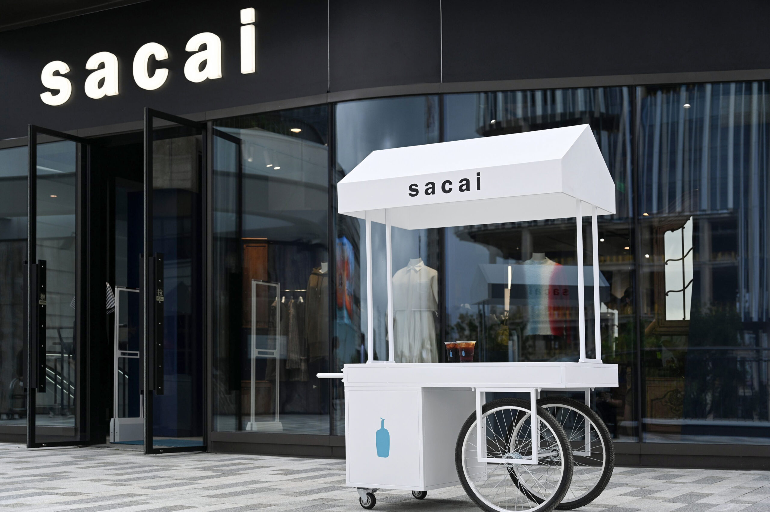 城市限定系列释出，sacai 携手蓝瓶咖啡推出迷你咖啡站