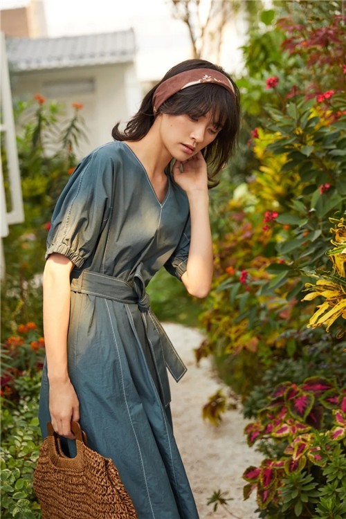 易菲YIFINI女装2020夏季新款流行趋势：自然意趣池绿色