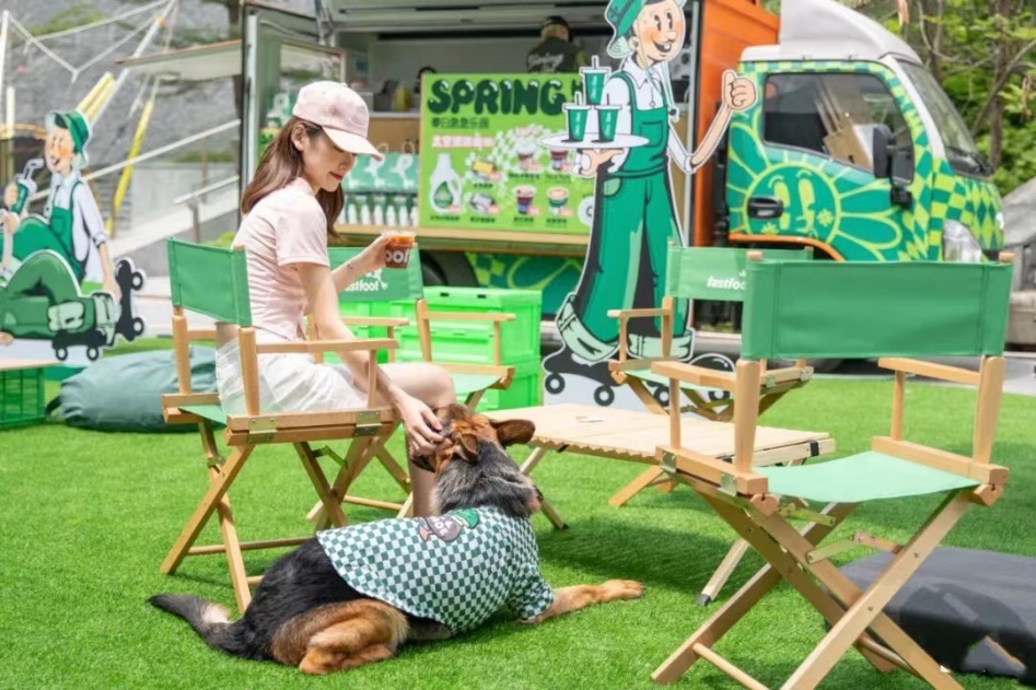 绿色椅子上的人

中度可信度描述已自动生成