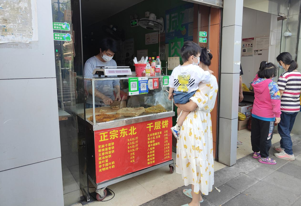 上海“烟火气”归来：家乐福所有门店、上海新世界城等恢复线下运营，奈雪复工门店20家...